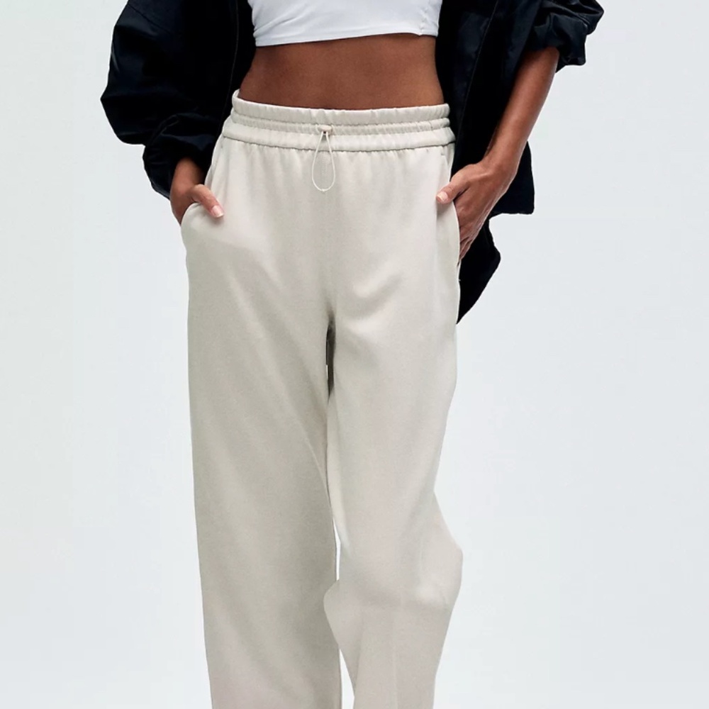 Lululemon Softstreme High Rise Pant Bone NWT Size 4